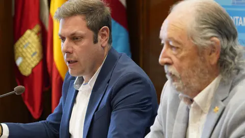 El concejal de Turismo y Patrimonio de Ponferrada, Iván Alonso (I), junto al presidente de la Delegación en Ponferrada del Colegio Oficial de Arquitectos de León, Jesús Gorostiza (D), durante la presentación del proyecto turístico Ciudad del Dólar. Foto: César Sánchez.