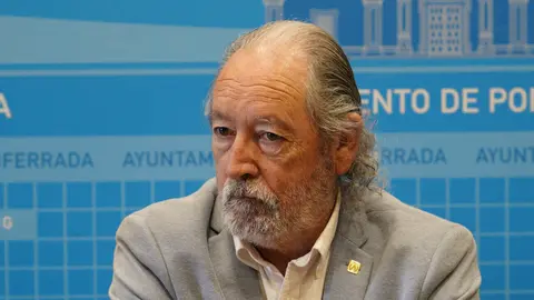 El presidente de la Delegación en Ponferrada del Colegio Oficial de Arquitectos de León, Jesús Gorostiza, durante la presentación del proyecto turístico Ciudad del Dólar. Foto: César Sánchez.