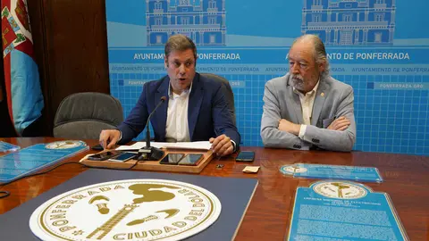El concejal de Turismo y Patrimonio de Ponferrada, Iván Alonso (I), junto al presidente de la Delegación en Ponferrada del Colegio Oficial de Arquitectos de León, Jesús Gorostiza (D), durante la presentación del proyecto turístico Ciudad del Dólar. Foto: César Sánchez.