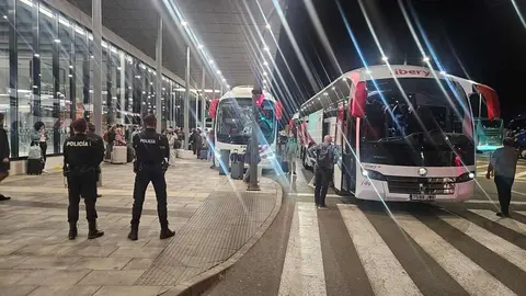 Los servicios de Policía Local así como el resto de equipo de Emergencia han trabajado con intensidad en León y Provincia durante toda la noche. Fotos: Ayto León