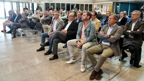 El consejero de Medio Ambiente, Vivienda y Ordenación del Territorio, Juan Carlos Suárez-Quiñones, y el presidente de la Diputación de León, Gerardo Álvarez Courel, presentan los equipamientos turísticos en espacios naturales. Fotos: Campillo.