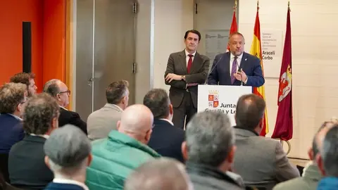 El consejero de Medio Ambiente, Vivienda y Ordenación del Territorio, Juan Carlos Suárez-Quiñones, y el presidente de la Diputación de León, Gerardo Álvarez Courel, presentan los equipamientos turísticos en espacios naturales. Fotos: Campillo.