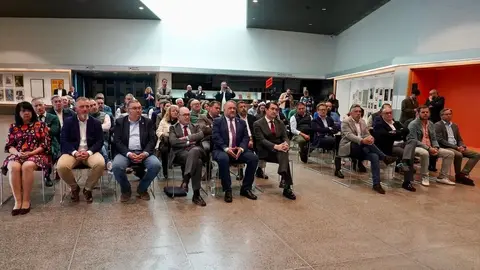 El consejero de Medio Ambiente, Vivienda y Ordenación del Territorio, Juan Carlos Suárez-Quiñones, y el presidente de la Diputación de León, Gerardo Álvarez Courel, presentan los equipamientos turísticos en espacios naturales. Fotos: Campillo.