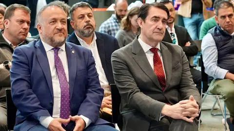 El consejero de Medio Ambiente, Vivienda y Ordenación del Territorio, Juan Carlos Suárez-Quiñones, y el presidente de la Diputación de León, Gerardo Álvarez Courel, presentan los equipamientos turísticos en espacios naturales. Fotos: Campillo.