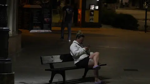 Noche a oscuras en algunas zonas de la ciudad de Ponferrada debido al apagón masivo. Foto: César Sánchez.