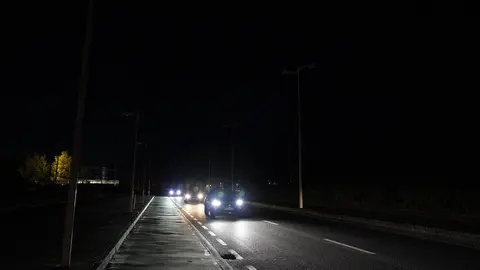 Noche a oscuras en algunas zonas de la ciudad de Ponferrada debido al apagón masivo. Foto: César Sánchez.