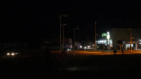 Noche a oscuras en algunas zonas de la ciudad de Ponferrada debido al apagón masivo. Foto: César Sánchez.