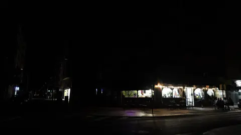 Noche a oscuras en algunas zonas de la ciudad de Ponferrada debido al apagón masivo. Foto: César Sánchez.