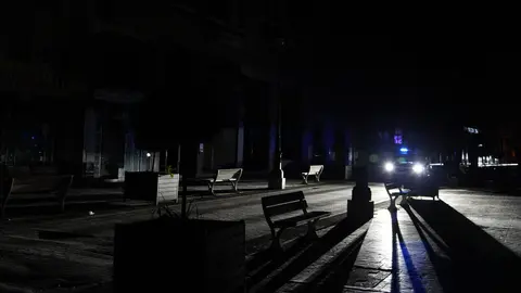 Noche a oscuras en algunas zonas de la ciudad de Ponferrada debido al apagón masivo. Foto: César Sánchez.