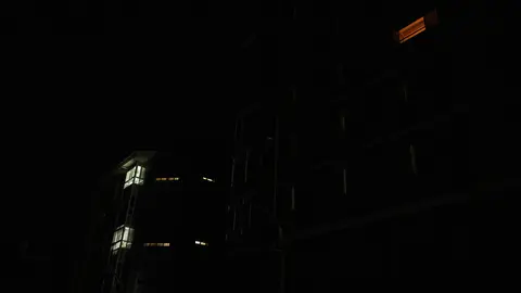 Noche a oscuras en algunas zonas de la ciudad de Ponferrada debido al apagón masivo. Foto: César Sánchez.