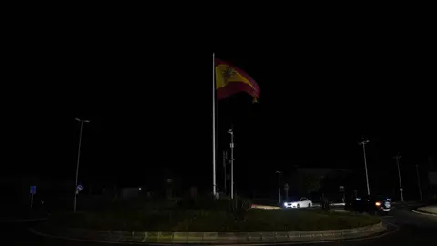 Noche a oscuras en algunas zonas de la ciudad de Ponferrada debido al apagón masivo. Foto: César Sánchez.