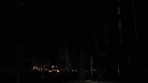 Noche a oscuras en algunas zonas de la ciudad de Ponferrada debido al apagón masivo. Foto: César Sánchez.