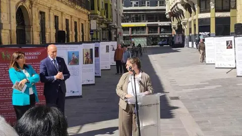 La calle Legio VII de León ha sido este martes el escenario de la inauguración oficial de la exposición urbana “León, Señorío de Mujeres”, un proyecto divulgativo que pone en primer plano el papel fundamental de las mujeres en la historia de la provincia.
