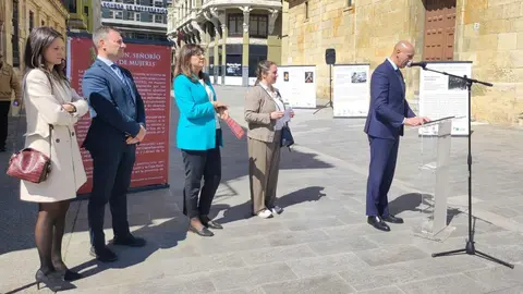 La calle Legio VII de León ha sido este martes el escenario de la inauguración oficial de la exposición urbana “León, Señorío de Mujeres”, un proyecto divulgativo que pone en primer plano el papel fundamental de las mujeres en la historia de la provincia.