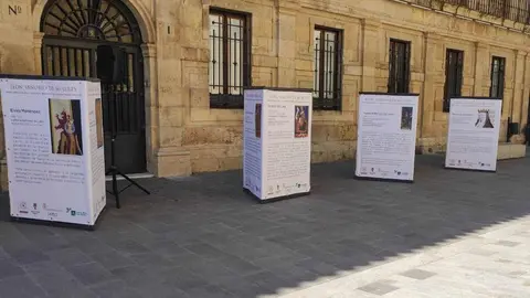 La calle Legio VII de León ha sido este martes el escenario de la inauguración oficial de la exposición urbana “León, Señorío de Mujeres”, un proyecto divulgativo que pone en primer plano el papel fundamental de las mujeres en la historia de la provincia.
