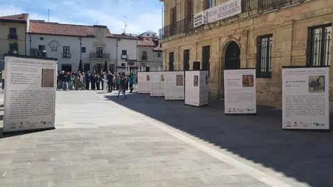 La calle Legio VII de León ha sido este martes el escenario de la inauguración oficial de la exposición urbana “León, Señorío de Mujeres”, un proyecto divulgativo que pone en primer plano el papel fundamental de las mujeres en la historia de la provincia.