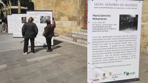 La calle Legio VII de León ha sido este martes el escenario de la inauguración oficial de la exposición urbana “León, Señorío de Mujeres”, un proyecto divulgativo que pone en primer plano el papel fundamental de las mujeres en la historia de la provincia.