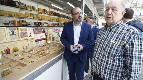 El alcalde de Ponferrada, Marco Morala, y el propietario de la Librería Cajón Desastre, Adolfo Suárez, inauguran la XXXII Feria del libro antiguo y de ocasión. Foto: César Sánchez.