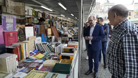 El alcalde de Ponferrada, Marco Morala, y el propietario de la Librería Cajón Desastre, Adolfo Suárez, inauguran la XXXII Feria del libro antiguo y de ocasión. Foto: César Sánchez.