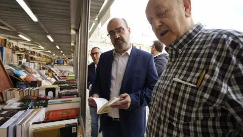 El alcalde de Ponferrada, Marco Morala, y el propietario de la Librería Cajón Desastre, Adolfo Suárez, inauguran la XXXII Feria del libro antiguo y de ocasión. Foto: César Sánchez.