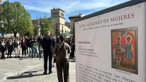 La calle Legio VII de León ha sido este martes el escenario de la inauguración oficial de la exposición urbana “León, Señorío de Mujeres”, un proyecto divulgativo que pone en primer plano el papel fundamental de las mujeres en la historia de la provincia. Foto: Ayto León