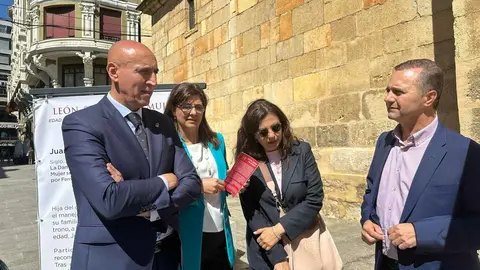 La calle Legio VII de León ha sido este martes el escenario de la inauguración oficial de la exposición urbana “León, Señorío de Mujeres”, un proyecto divulgativo que pone en primer plano el papel fundamental de las mujeres en la historia de la provincia. Foto: Ayto León