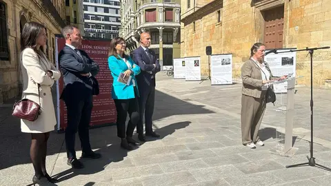 La calle Legio VII de León ha sido este martes el escenario de la inauguración oficial de la exposición urbana “León, Señorío de Mujeres”, un proyecto divulgativo que pone en primer plano el papel fundamental de las mujeres en la historia de la provincia. Foto: Ayto León