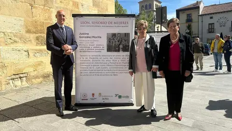 La calle Legio VII de León ha sido este martes el escenario de la inauguración oficial de la exposición urbana “León, Señorío de Mujeres”, un proyecto divulgativo que pone en primer plano el papel fundamental de las mujeres en la historia de la provincia. Foto: Ayto León
