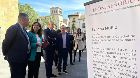 La calle Legio VII de León ha sido este martes el escenario de la inauguración oficial de la exposición urbana “León, Señorío de Mujeres”, un proyecto divulgativo que pone en primer plano el papel fundamental de las mujeres en la historia de la provincia. Foto: Ayto León