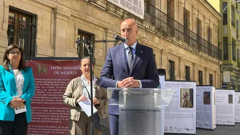 La calle Legio VII de León ha sido este martes el escenario de la inauguración oficial de la exposición urbana “León, Señorío de Mujeres”, un proyecto divulgativo que pone en primer plano el papel fundamental de las mujeres en la historia de la provincia. Foto: Ayto León