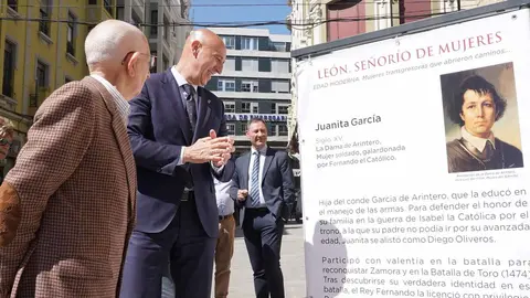La calle Legio VII de León ha sido este martes el escenario de la inauguración oficial de la exposición urbana “León, Señorío de Mujeres”, un proyecto divulgativo que pone en primer plano el papel fundamental de las mujeres en la historia de la provincia. Foto: Campillo