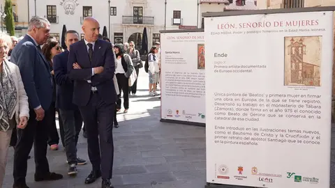 La calle Legio VII de León ha sido este martes el escenario de la inauguración oficial de la exposición urbana “León, Señorío de Mujeres”, un proyecto divulgativo que pone en primer plano el papel fundamental de las mujeres en la historia de la provincia. Foto: Campillo