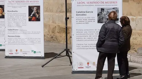 La calle Legio VII de León ha sido este martes el escenario de la inauguración oficial de la exposición urbana “León, Señorío de Mujeres”, un proyecto divulgativo que pone en primer plano el papel fundamental de las mujeres en la historia de la provincia. Foto: Campillo