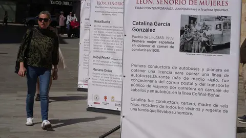 La calle Legio VII de León ha sido este martes el escenario de la inauguración oficial de la exposición urbana “León, Señorío de Mujeres”, un proyecto divulgativo que pone en primer plano el papel fundamental de las mujeres en la historia de la provincia. Foto: Campillo