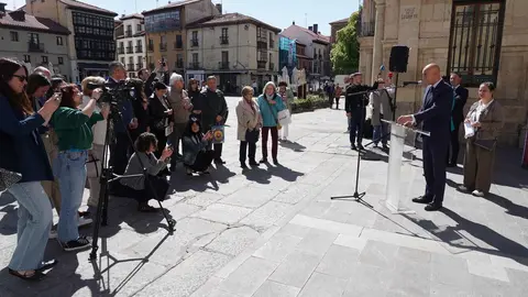 La calle Legio VII de León ha sido este martes el escenario de la inauguración oficial de la exposición urbana “León, Señorío de Mujeres”, un proyecto divulgativo que pone en primer plano el papel fundamental de las mujeres en la historia de la provincia. Foto: Campillo