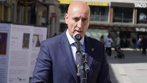 La calle Legio VII de León ha sido este martes el escenario de la inauguración oficial de la exposición urbana “León, Señorío de Mujeres”, un proyecto divulgativo que pone en primer plano el papel fundamental de las mujeres en la historia de la provincia. Foto: Campillo