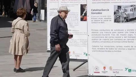 La calle Legio VII de León ha sido este martes el escenario de la inauguración oficial de la exposición urbana “León, Señorío de Mujeres”, un proyecto divulgativo que pone en primer plano el papel fundamental de las mujeres en la historia de la provincia. Foto: Campillo