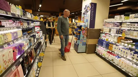 Vuelta a la actividad en los comercios de Ponferrada. Fotos: César Sánchez.