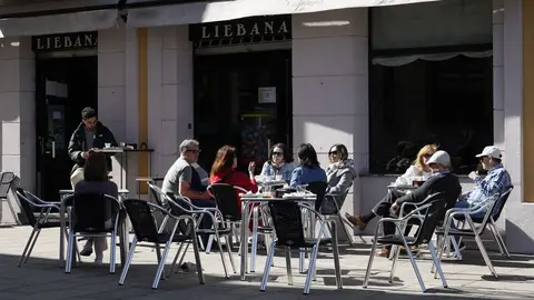 Vuelta a la actividad en los comercios de Ponferrada. Fotos: César Sánchez.