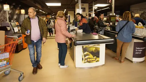 Vuelta a la actividad en los comercios de Ponferrada. Fotos: César Sánchez.