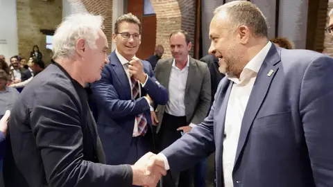 Ferrán Adriá participa junto al enólogo Raúl Pérez en el encuentro 'De tú a tú' con hosteleros leoneses organizado por CaixaBank y la asociación Hostelería de León. Foto: Campilo