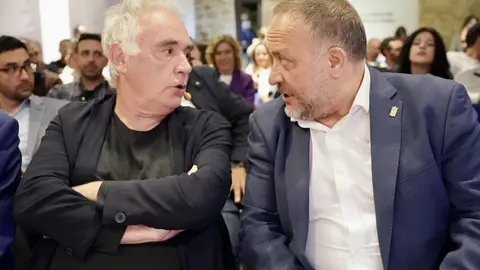 Ferrán Adriá participa junto al enólogo Raúl Pérez en el encuentro 'De tú a tú' con hosteleros leoneses organizado por CaixaBank y la asociación Hostelería de León. Foto: Campilo