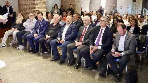 Ferrán Adriá participa junto al enólogo Raúl Pérez en el encuentro 'De tú a tú' con hosteleros leoneses organizado por CaixaBank y la asociación Hostelería de León. Foto: Campilo