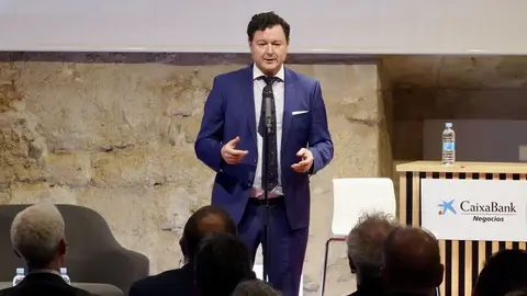 Ferrán Adriá participa junto al enólogo Raúl Pérez en el encuentro 'De tú a tú' con hosteleros leoneses organizado por CaixaBank y la asociación Hostelería de León. Foto: Campilo