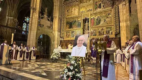 La Catedral de León ha acogido una solemne eucaristía por el papa Francisco con la presencia de cientos de fieles. Fotos: Ayto León | Obispado | Heraldo de León