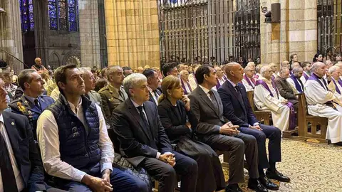 La Catedral de León ha acogido una solemne eucaristía por el papa Francisco con la presencia de cientos de fieles. Fotos: Ayto León | Obispado | Heraldo de León