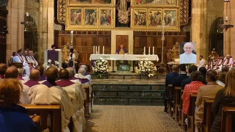 La Catedral de León ha acogido una solemne eucaristía por el papa Francisco con la presencia de cientos de fieles. Fotos: Ayto León | Obispado | Heraldo de León