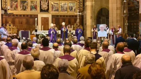 La Catedral de León ha acogido una solemne eucaristía por el papa Francisco con la presencia de cientos de fieles. Fotos: Ayto León | Obispado | Heraldo de León