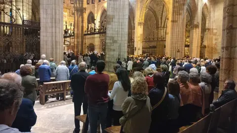 La Catedral de León ha acogido una solemne eucaristía por el papa Francisco con la presencia de cientos de fieles. Fotos: Ayto León | Obispado | Heraldo de León