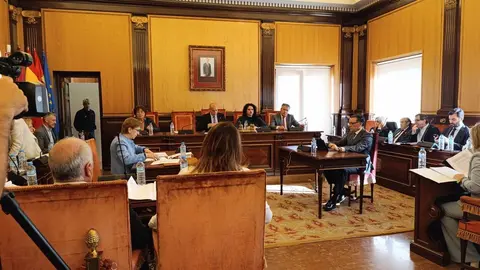 El Ayuntamiento de León ha aprobado en el Pleno celebrado este miércoles una modificación presupuestaria para dar cumplimiento a una sentencia condenatoria que le obliga a abonar 1.304.187,67 euros a la junta de compensación del Polígono de La Lastra. Fotos: Isabel Alonso
